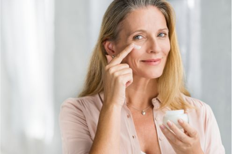 Les 16 meilleurs produits anti-âge pour une peau jeune et éclatante en 2024
